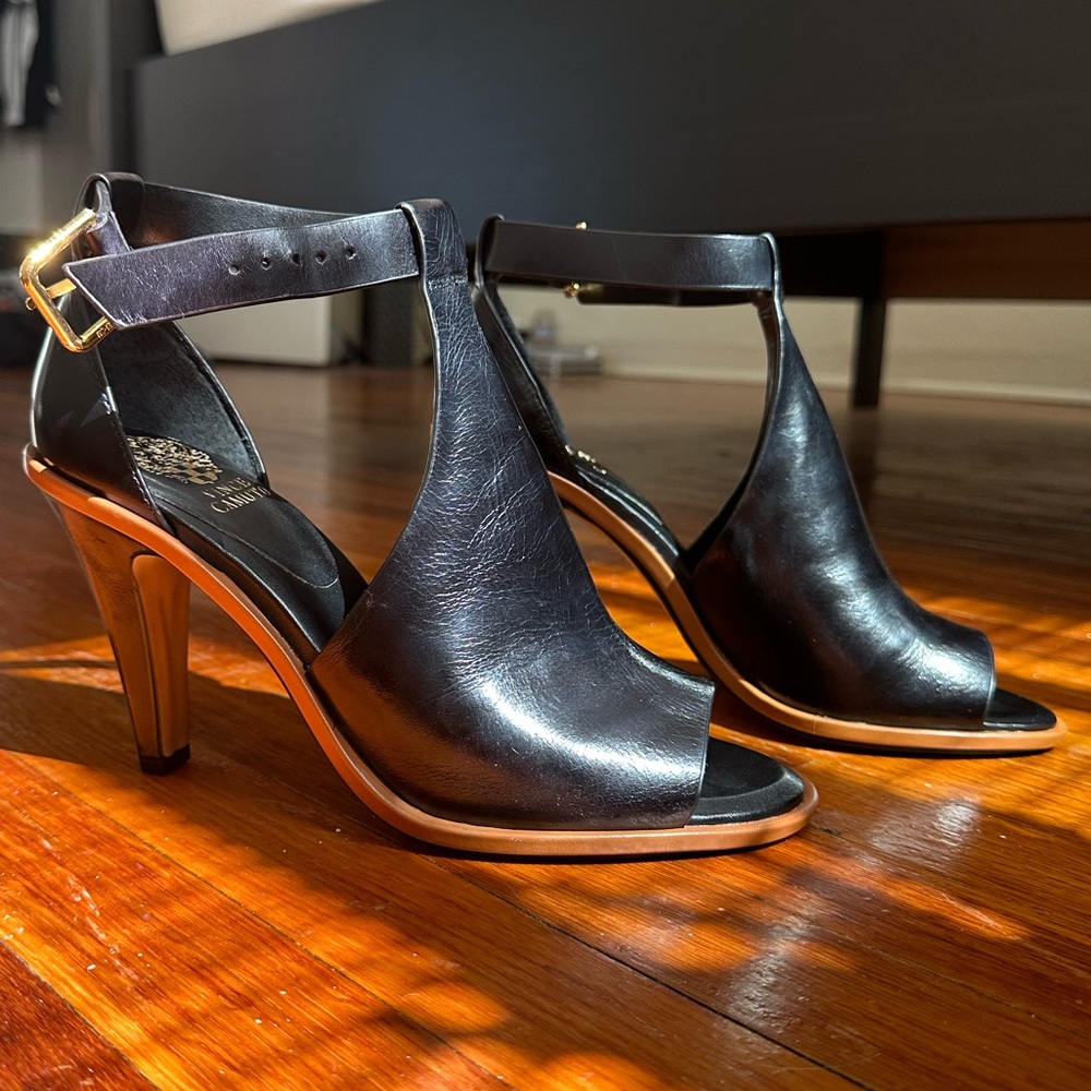 VINCE CAMUTO FRASPER PEEP TOE SHOOTIE 9.5